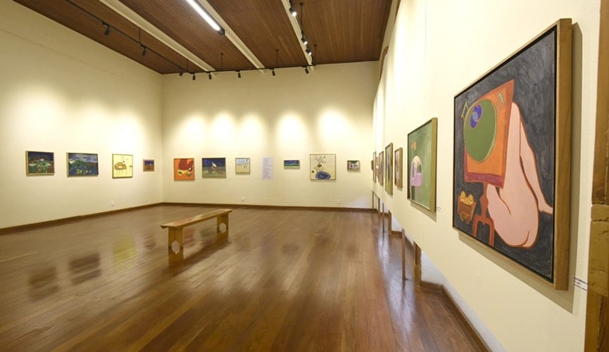 Foto de exposição de quadros em pinacoteca