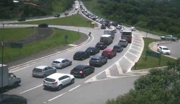 Trânsito lendo em rodovia de São Paulista