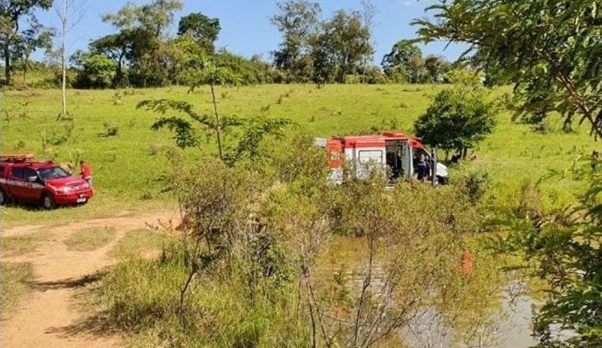 Viaturas do corpo de bombeiros e ambulância do Samu nas margens do rio