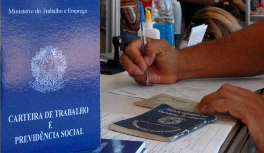 Pessoa preenchendo ficha de emprego