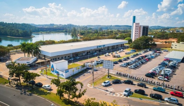 Foto de prédio e estacionamento da DAE Jundiaí