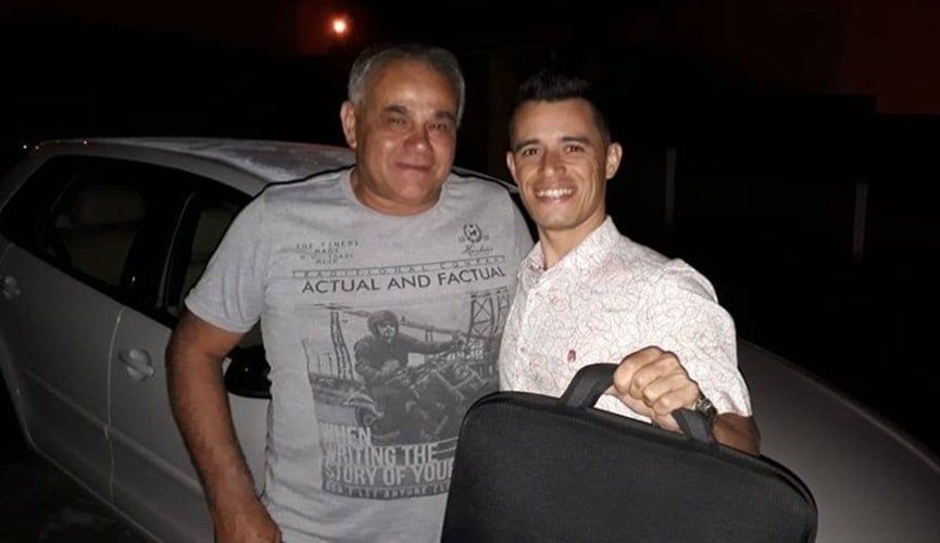 Senhor e rapaz jovem se abrançando