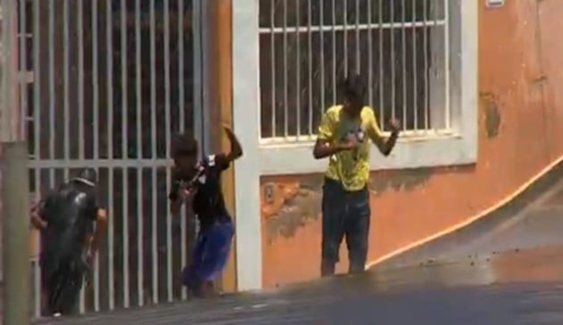 Crianças brincando na água