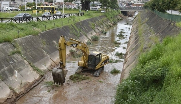 Foto de máquina retroescavadeira em rio de Jundiaí