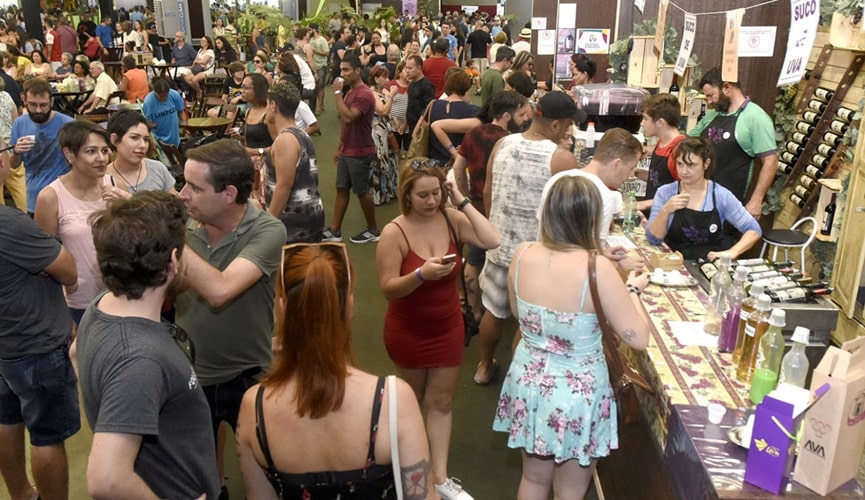 Pessoas em exposição de vinho