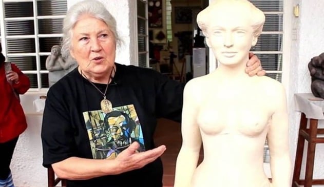 Senhora abraçada com escultura