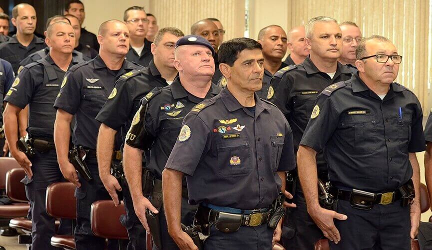 Guardas municipais em posição na câmara municipal Guardas municipais em posição na câmara municipal