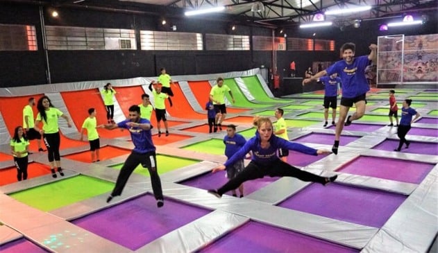 Pessoas pulando em tatame de borracha