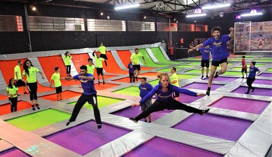 Pessoas pulando em tatame de borracha