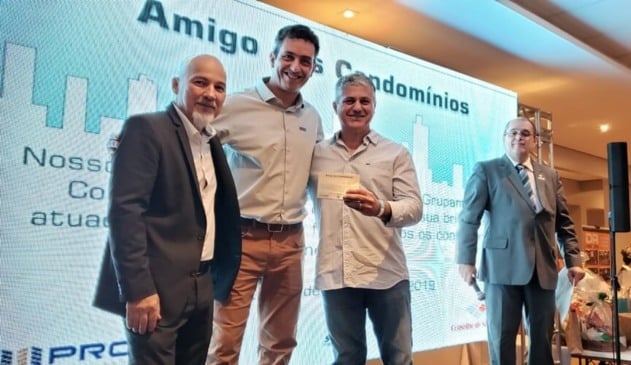 Tenente Coronel Eli recebe homenagem durante a 8ª Festa do Síndico (Foto: Divulgação)