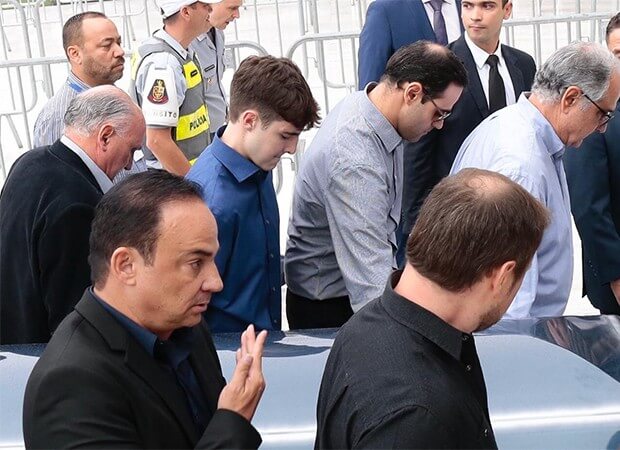 Homens carregando caixão de Gugu Liberato, entre eles está o filho do apresentador, João de 18 anos