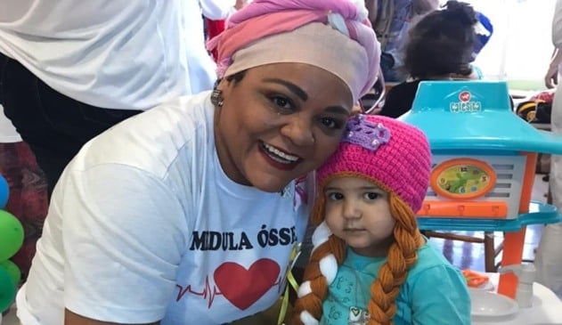 foto de mulher com turbante abraçando criança com peruca de princesa