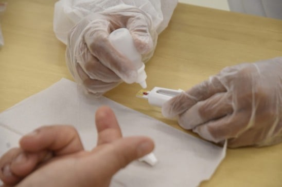 Profissional fazendo teste rápido de Covid-19