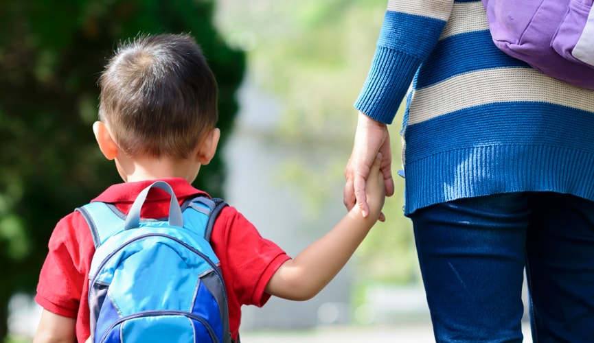 Foto de mulher adulta segurando na mão de criança