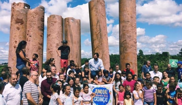 Prefeito com crianças