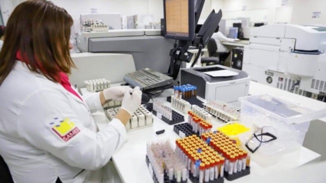 Enfermeira manipulando exames