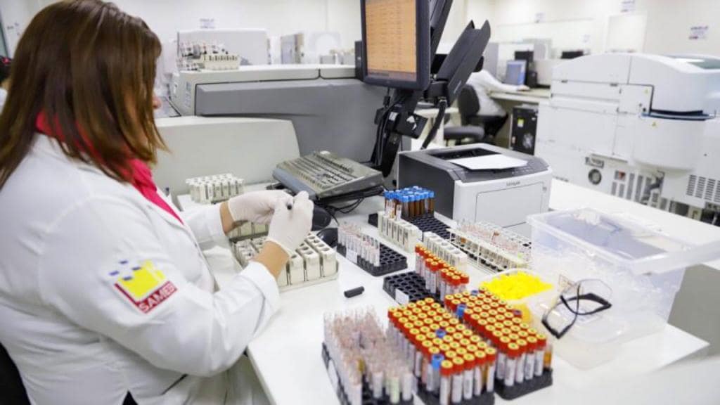 Enfermeira manipulando exames