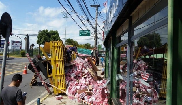 Caminhão de bebidas tombado em rua