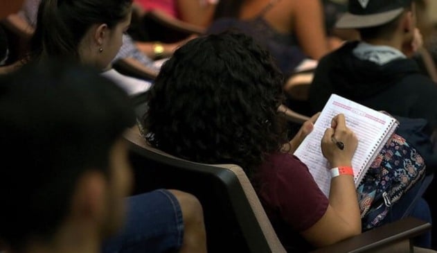 Mulher negra escrevendo em caderno