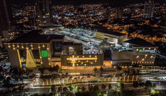 Foto aérea do JundiaíShopping com enfeites de natal