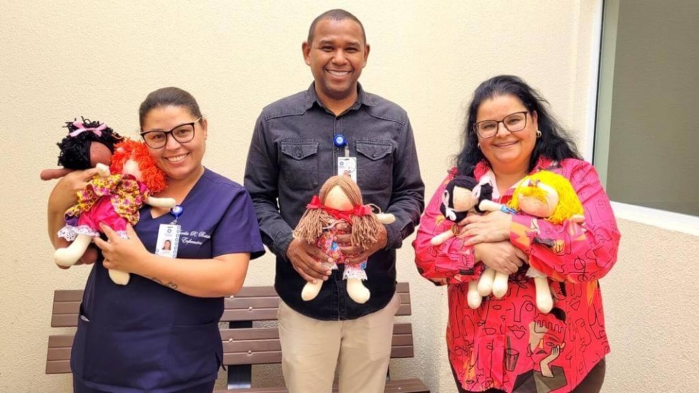 Hospital São Vicente recebe doação de bonecas para pacientes da Unidade de Saúde Mental
