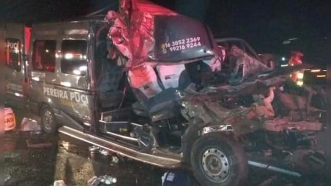 veículos destruídos pelo acidente