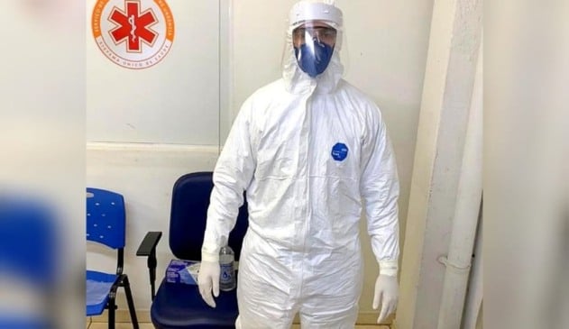 Enfermeiro com traje de proteção