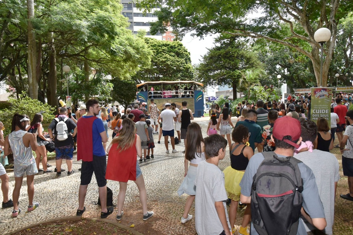Cerca de 8 mil pessoas se divertiram no Bloco da Trash