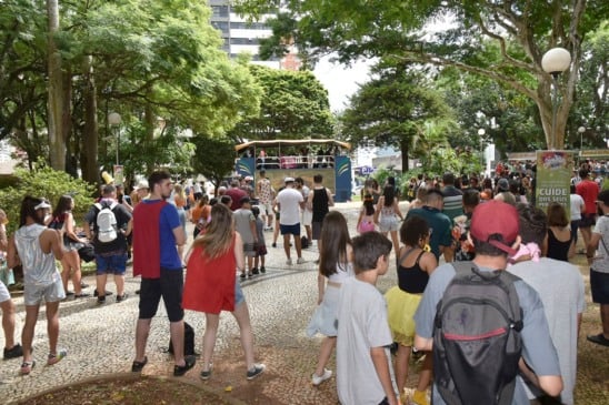 Cerca de 8 mil pessoas se divertiram no Bloco da Trash