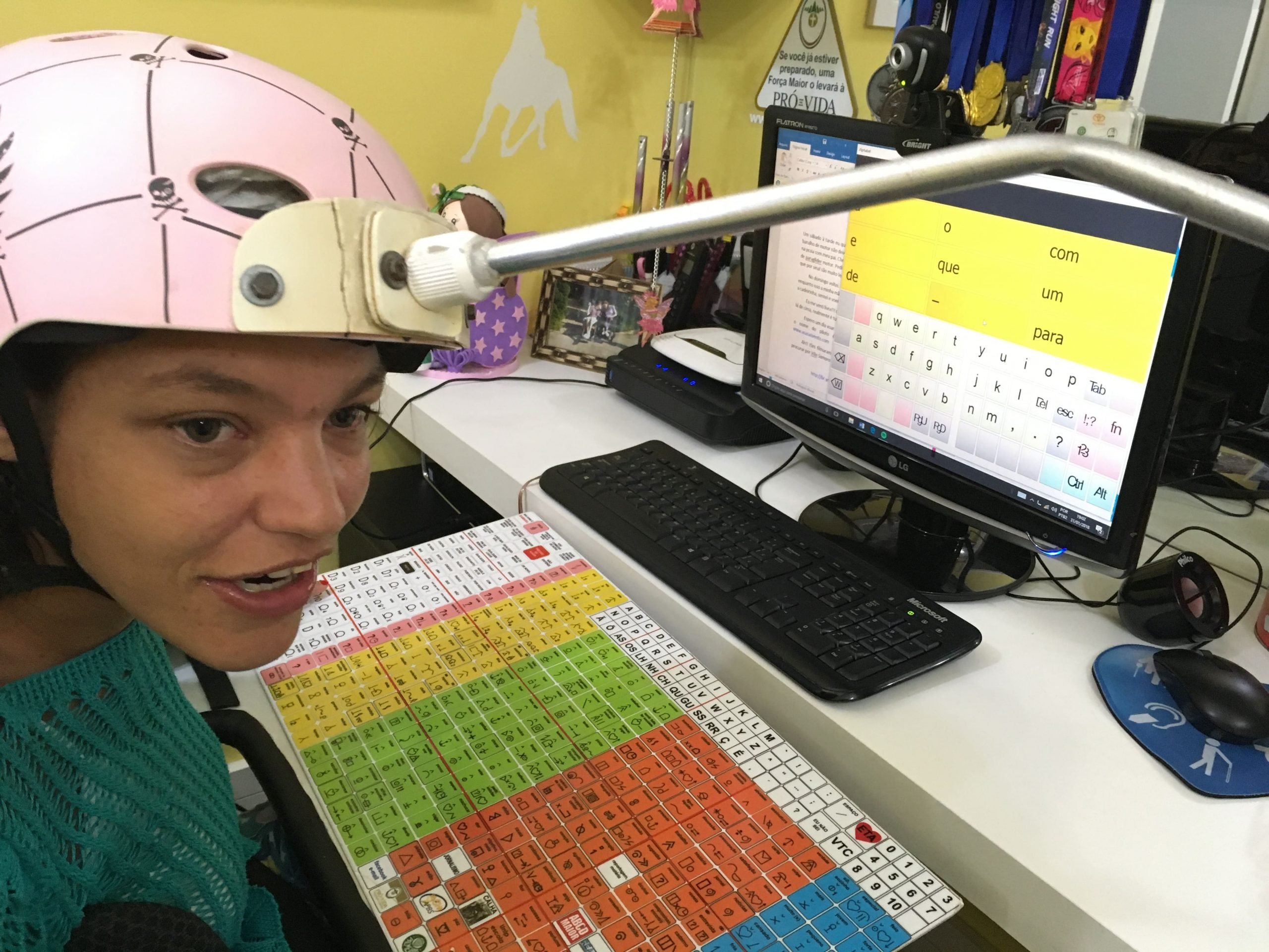 Foto de mulher com capacete de ponteira utilizado na comunicação