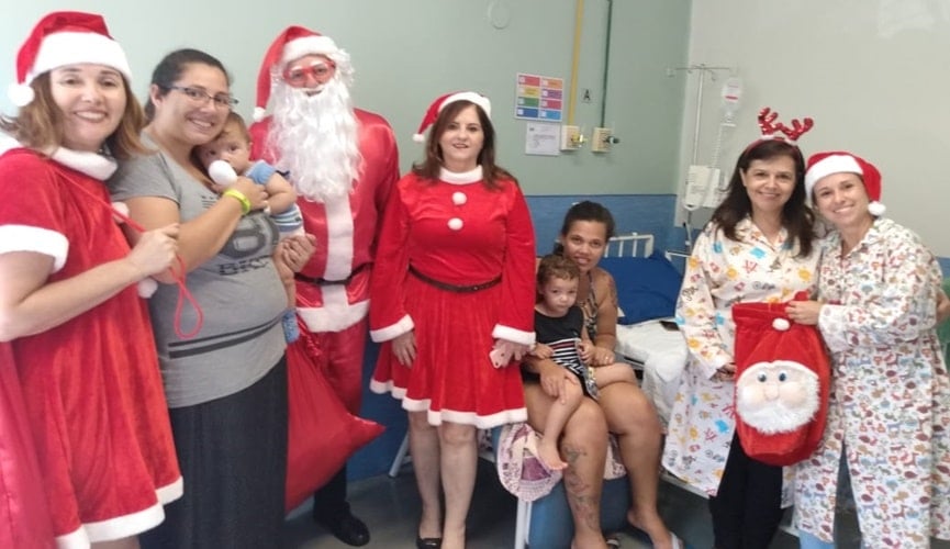 Papai e Mamãe Noel ao lado de pacientes internados no HU