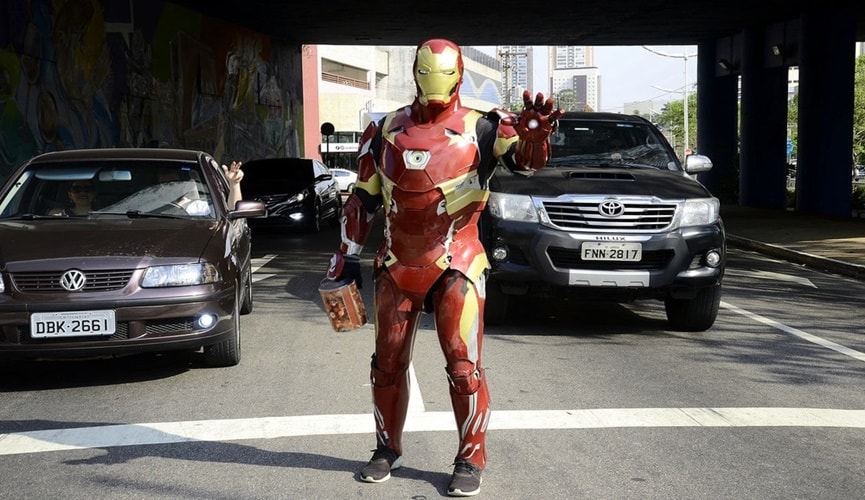 Homem de ferro no meio da avenida
