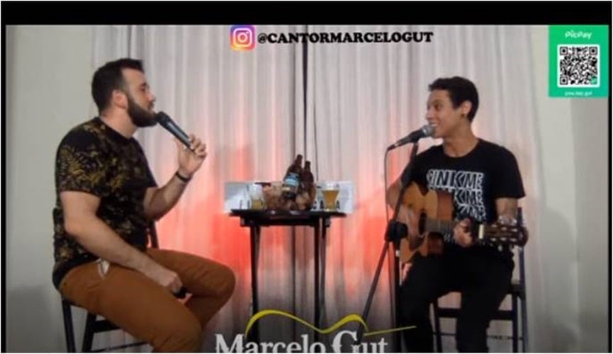 Foto de homens cantando