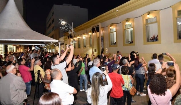 Coral de crianças em janelas de museu