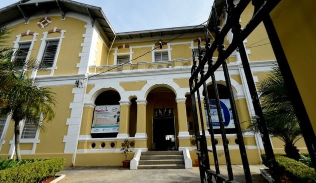 Prédio amarelo e branco com arquitetura barroca
