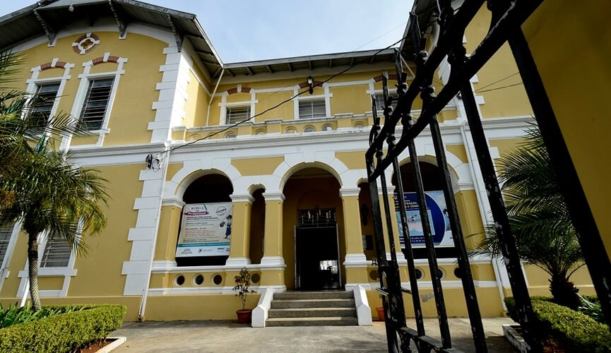 Prédio amarelo e branco com arquitetura barroca