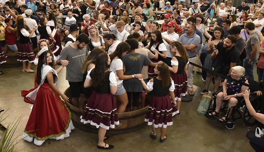 pessoas fazendo a pisa da uva na festa da uva de Jundiaí