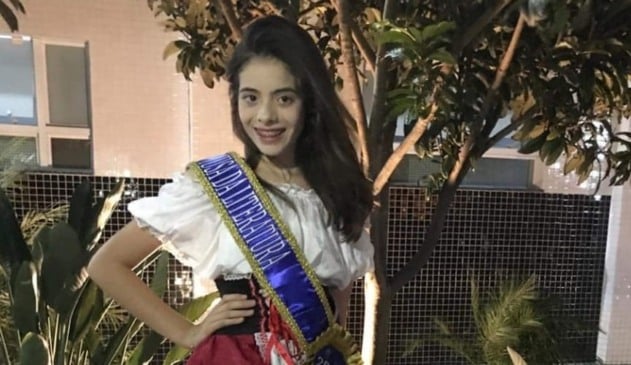 menina com faixa de musa da literatura