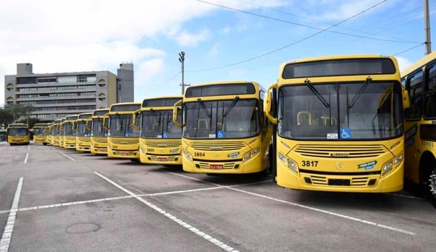 ônibus estacionados lado a lado com prédio da prefeitura municipal de jundiaí ao fundo