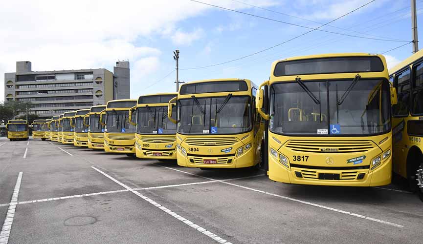 ônibus estacionados lado a lado com prédio da prefeitura municipal de jundiaí ao fundo ônibus estacionados lado a lado com prédio da prefeitura municipal de jundiaí ao fundo