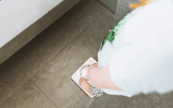 Pessoa em cima de balança