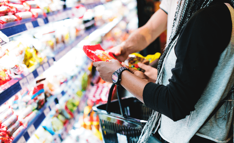 Mulher faz compras em supermercado