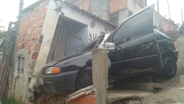 Suspeito fugindo da PM bate com carro em casa na Vila Real