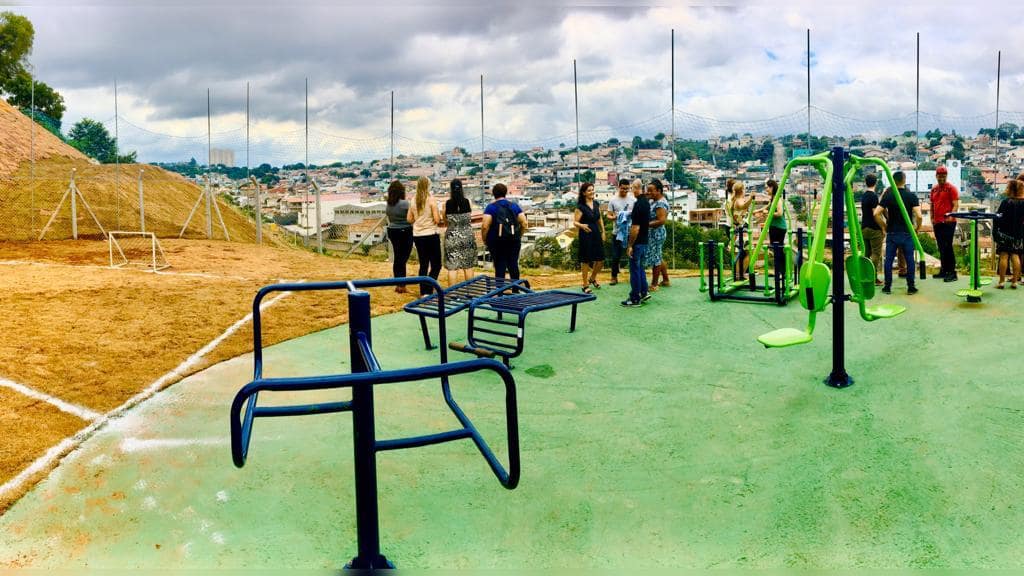 Academia ao ar livre, com pessoas ao fundo