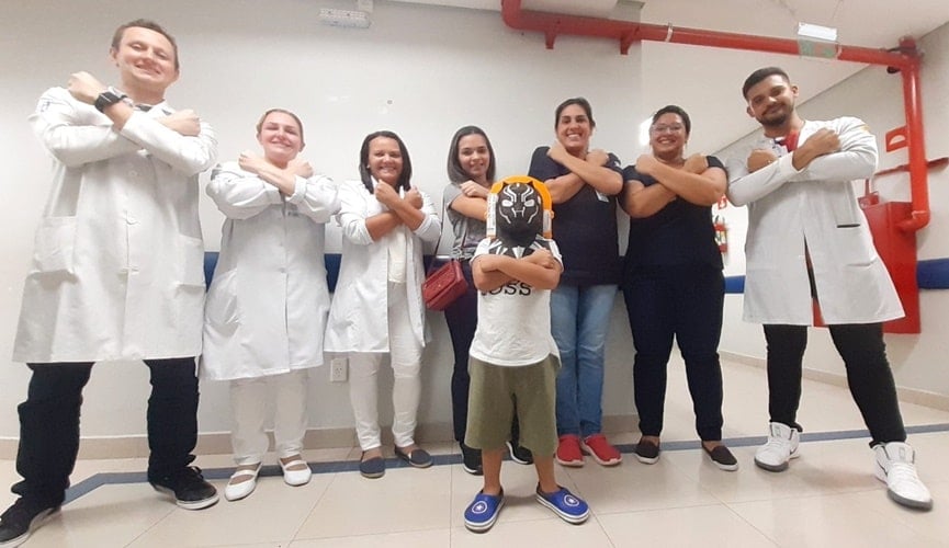 Criança mascara posa com equipe médica em hospital de Jundiaí
