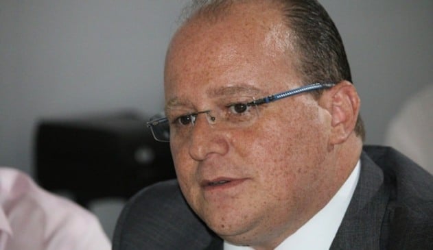 Foto de rosto de homem de óculos