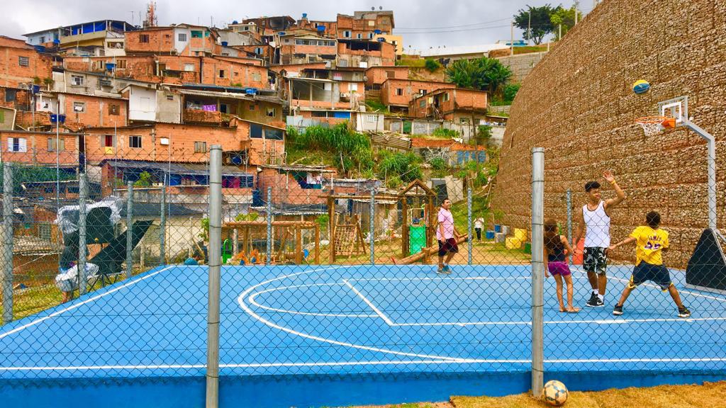Foto de quadra de basquete com crianças em campo