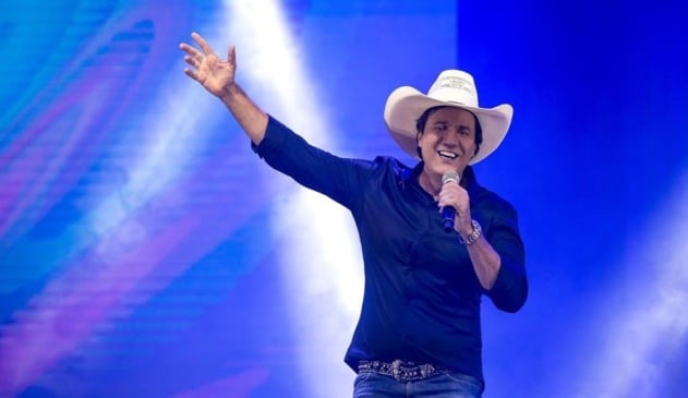 Cantor sertanejo durante show