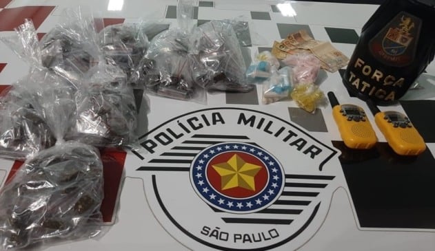 Drogas sobre a bancada da polícia militar
