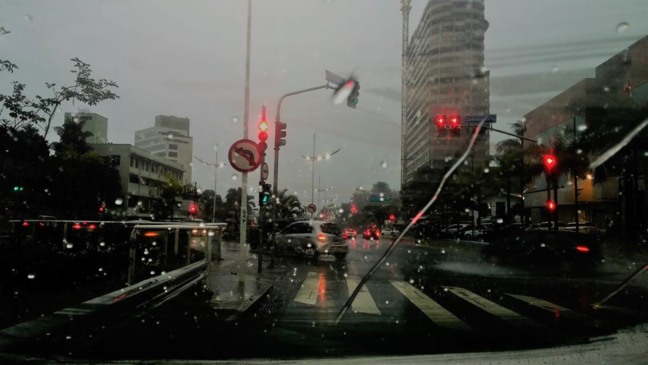 Av. Nove de Julho com chuva